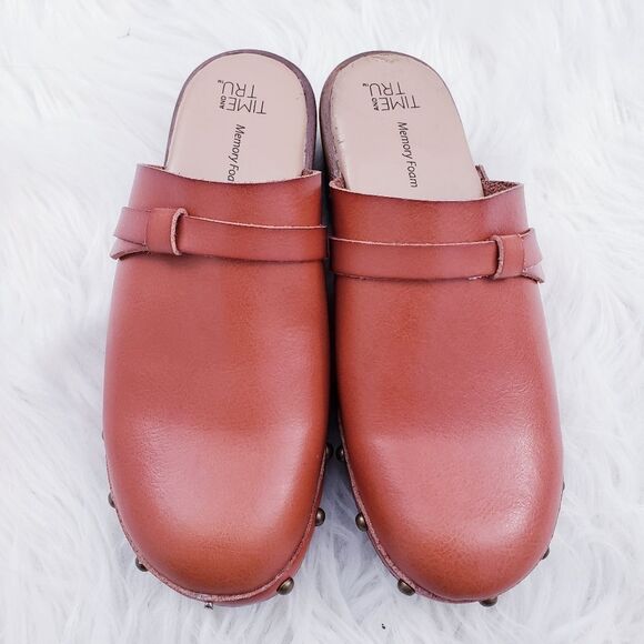 TimeĀ and Tru Women's Studded Wooden Bow Memory FoamāBrown Clogs - Picture 6 of 14